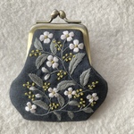 リネンと刺繍の春のモノトーンフラワーのがま口3