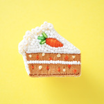 ビーズ刺繍のキャロットケーキのブローチ　にんじんケーキ