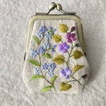 リネンと刺繍の春のビオラと忘れな草のがま口4