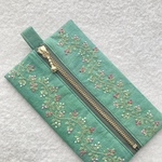 リネンと刺繍の野の花のファスナー付小物入れ3 スクエア型2