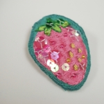 いちごの刺繍ブローチ