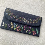 【再販】フェルトと刺繍のカラフルフラワーの小物入れ　大きめ 