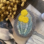 クラスペディアのつぶつぶ刺繍ブローチ
