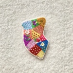 フェルトと羊毛と刺繍のクレイジーキルト風ブローチ　ブラック