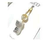 ぐで猫ちゃん♡(グレー白)コットンパールしっぽ短い/チャーム/ピアス /イヤリング /ストラップ /金具変更可能