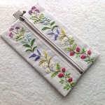 リネンと刺繍の野の花のファスナー付小物入れ5 スクエア型2