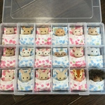 145 【再販】シルバニア　赤ちゃん　ベッド　布団　ケース　収納　やさしい光柄