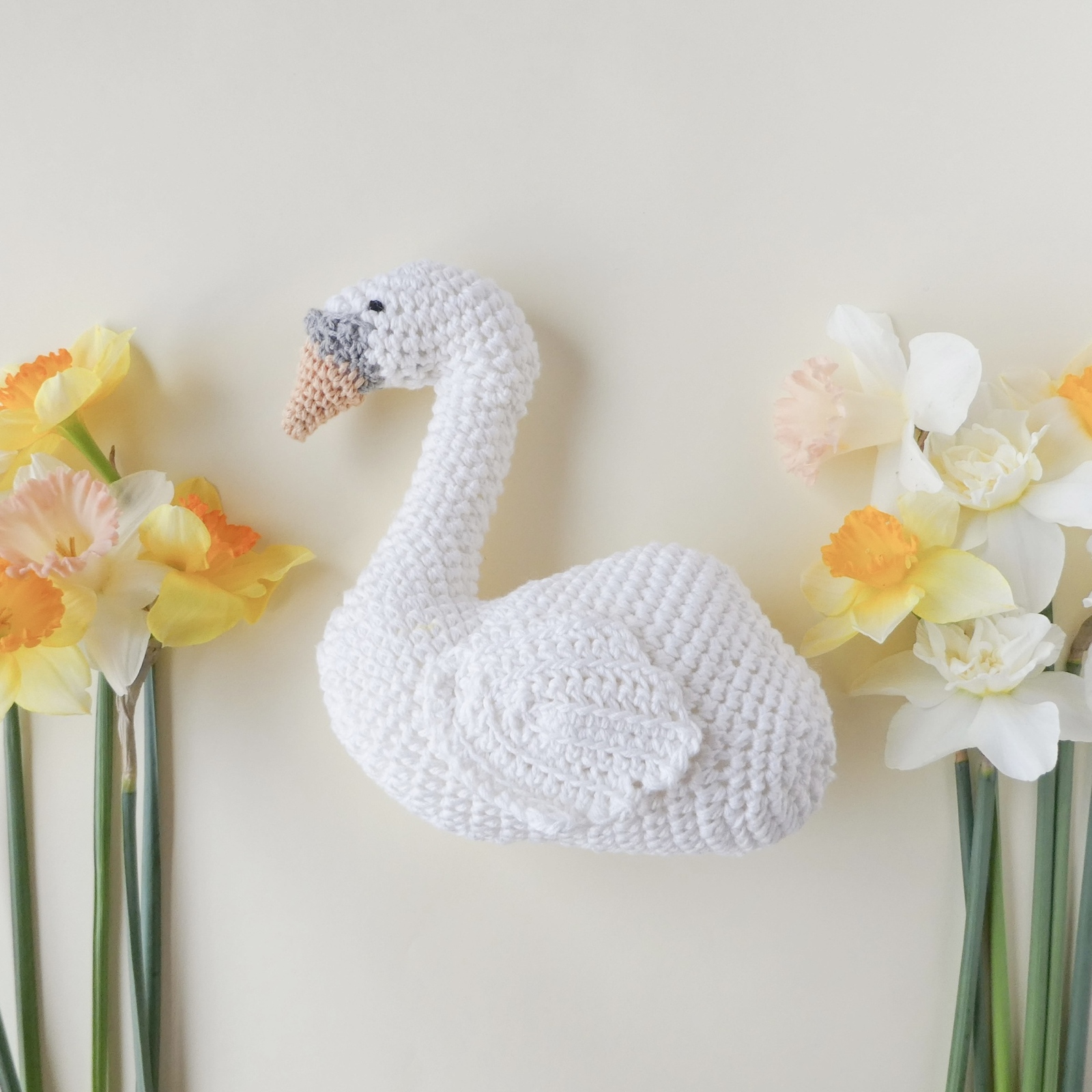 白鳥のお姫様　あみぐるみ 🦢‪ .｡.: * 白鳥 4種 どの色が好き？🤍 白鳥の編み方は‬