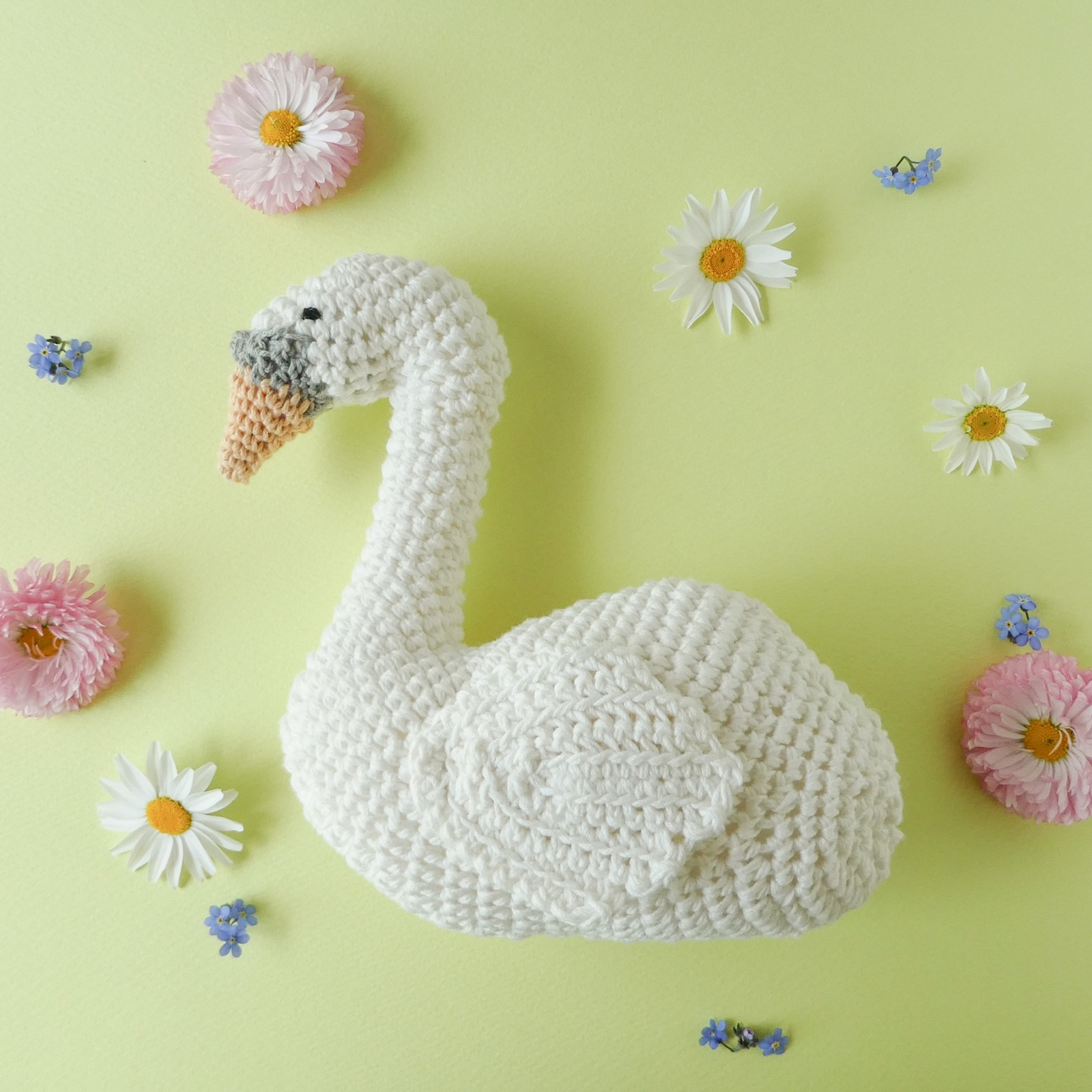 レジンハンドメイド♡ヘアゴム♡白鳥・swan♡トイプードルちゃん♡マトリカリア♡ tommy110369☆とみー (@love1103milk) / X