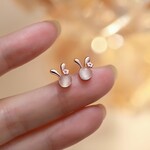 ミニピアス/ノンホールピアス　ピンクゴールド　花を飾っているウサギ　小ぶり　小さい　新作　普段使い　セカンドピアス　軟骨ピアス