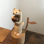 冬毛のオコジョ　どんぐりのプレゼント