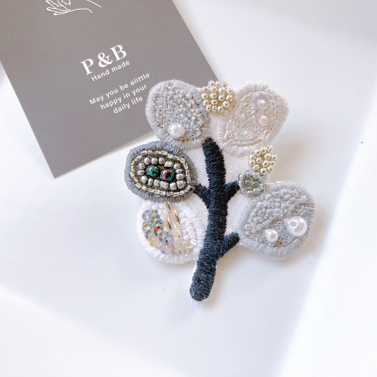monotonetree 木 ビーズ刺繍ブローチ - P＆B | minne 国内最大級