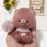 春が来た♪ポンポンフラワーを持つ小さなあみぐるみくまちゃん(ラッピング無料)(オプションでキーホルダー可能)