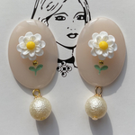 ナチュラルオーバルピンクとレトロフラワー✳ピアス､イヤリング✳パール レトロ ピンク 花 北欧 大ぶり アンティーク レトロポップ カラフル 向日葵 マーガレット 昭和レトロ スプリング 個性的