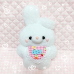 ♡いちご柄ギンガムチェックのスタイをつけたうさちゃんのぬいぐるみホワイト①♡