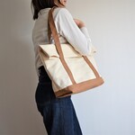 BEND TOTE BAG (キナリ×モカベージュ)