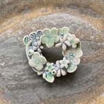 お花のリースブローチ(陶器／一点物)