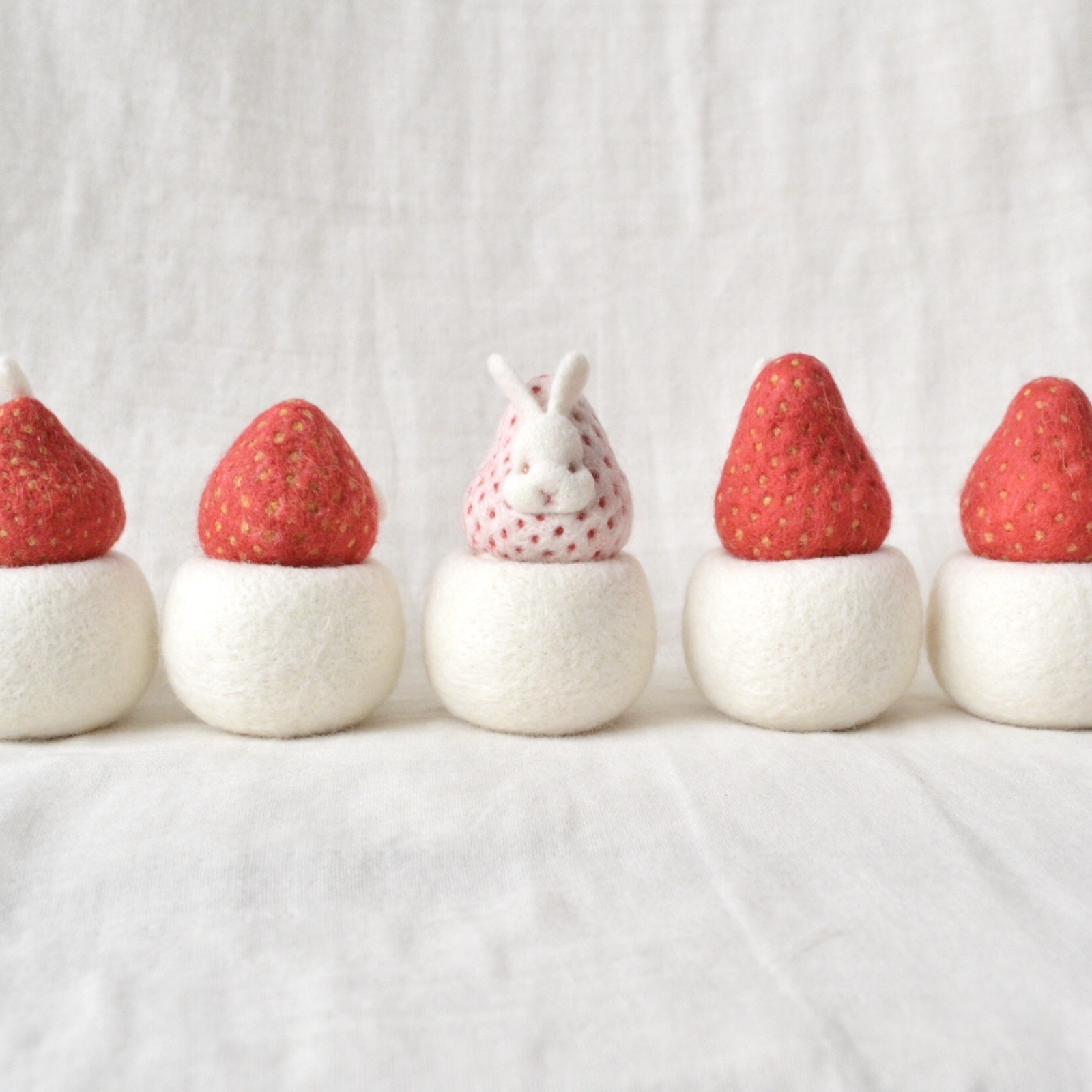 いちご大福ないちごうさぎさん 〈白〉〈タテ耳〉〈あかいろおめめ