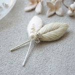 葉っぱの刺繍ブローチ［ホワイト×ペールグリーン］