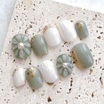 くすみグリーンのぷっくりフラワーネイル🌿🧺