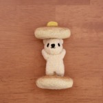 パンケーキサンドの白くまさんのブローチ