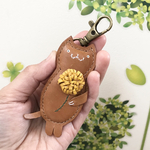 本革　レザー　猫　ねこ　キーホルダー　バッグチャーム　花　タンポポ　かわいい