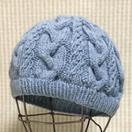 迎春🎍セール🌟ニュアンスカラーのストレートヤーン🐏で編んだスパイラルリブと変わりケーブルのニットキャップ/アクアブルー