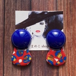 ポリマークレイ猫とヴィンテージブルーピアス✳️イヤリング 個性的 VINTAGE 古着 韓国 ポリマークレイ 昭和レトロ 80S 80年代 レトロポップ 北欧 青 サイケデリック 猫 ねこ 猫ピアス