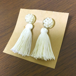 埋め込みパールのタッセルピアス