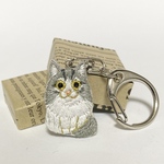 【 オーダー 】ハチワレグレー猫ちゃんの刺繍キーホルダー 前全身おすわり ハンドメイド kagisippo7  うちの子オーダー うちの子デザイン うちの子グッズ 動物モチーフ 猫
