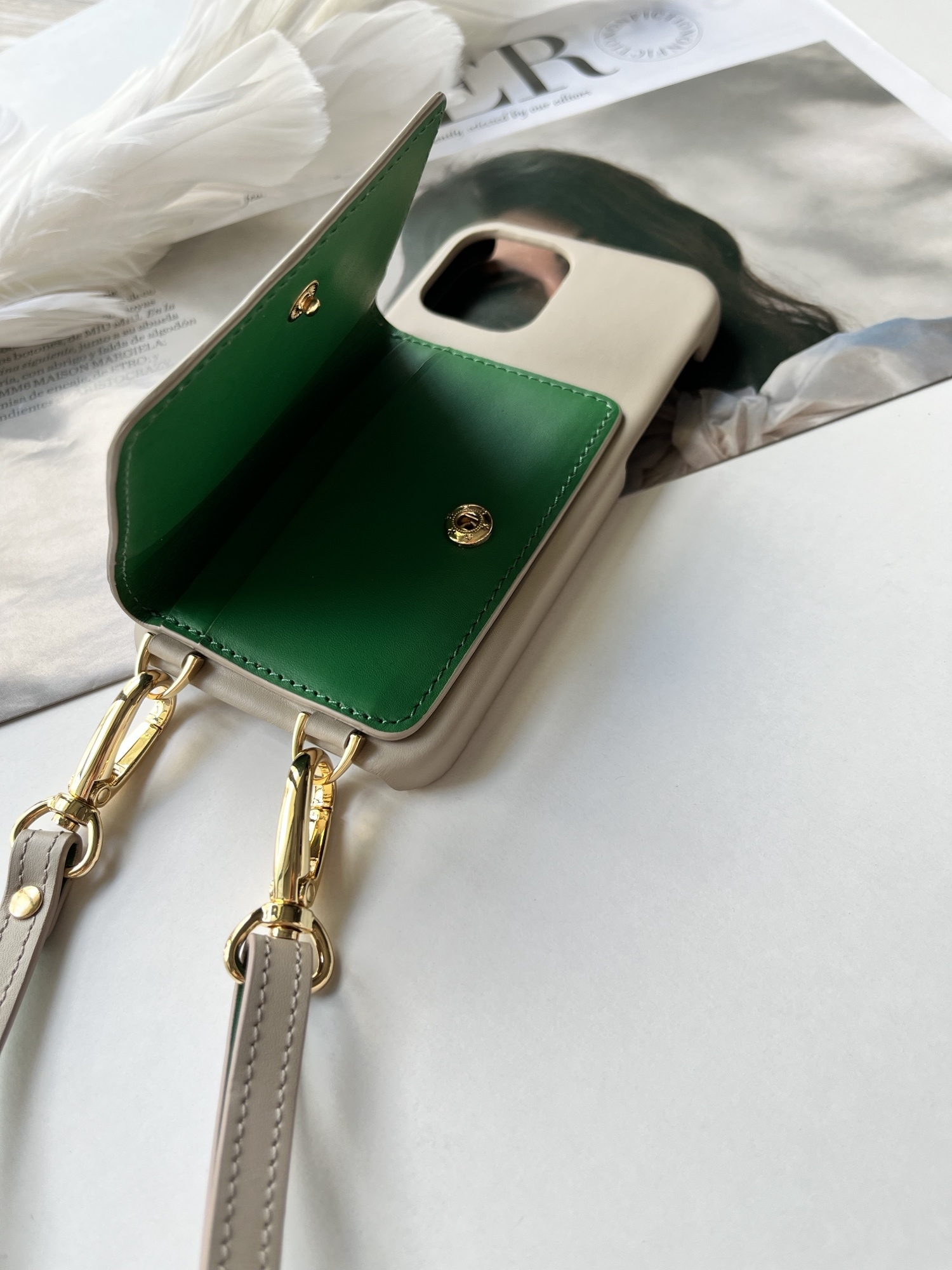 本革 スマホショルダー　バイカラー　ショルダー付き 背面収納カード 名前入れ レザーiphoneケース　グレージュ　グリーン