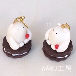 食べ物に翻弄される白田さん『クッキーいす』キーホルダー 