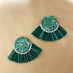 フリンジたっぷりくるみボタンピアス