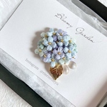しっとり紫陽花のブローチ　ふんわり手編み の アジサイ リーフ　雫　しずく　雨　母の日