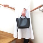 「COCCO0213様フォロー割り品」《牛革》新サイズ♪底マチワイド・マットブラック・一枚革のミニトート・0473