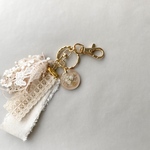 たっぷり紅茶レースの花束チャーム　ピンクベージュ