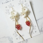 【レッド】 ひねり お花 いちごピアス
