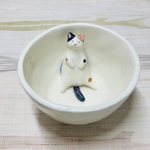 お風呂の中で座る三毛ねっこぐい呑