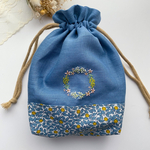 新作▷かすみ草ミモザのリース刺繍入り巾着袋～ネイビーブルー～