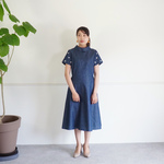 ＼値下げ30%／マーガレット刺繍のデニムワンピース（ブルー）36,38