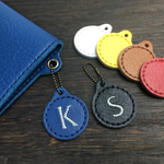 色と文字が選べる！イニシャル刺繍入りレザーキーホルダー【文字タイプⅡ：Ａ～Ｚ】牛革/全6色/受注製作【郵便送料無料サービス】