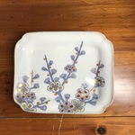 色絵梅図角皿【大正－昭和期】幅15.4cm