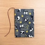 《 四六判》ブックカバー  ハンドメイド  ハチワレ 猫 灰黒