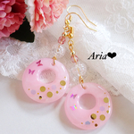 ピンクと蝶のキラキラ レジンピアス／イヤリング♡
