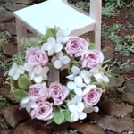 ミニチュアの花、椅子付き「パステルピンクの薔薇のリース」