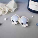 ビーズ刺繍𓍯優しいblueの陶器ピアス