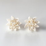 純白のお花のピアス