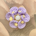 レース編み♪花びらがカールしたお花のブローチ