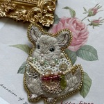 【シナモン・ピンク色のお花籠バッグ】春色チンチラの手刺繍ブローチ【lilla ekorren🪡🧶】