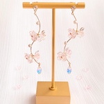 色の変わるアクセサリー🌸ゆらゆらウェーブに咲く不思議なフラワーに滴る高品質ビジューピアス/イヤリング　plaisir プレジール